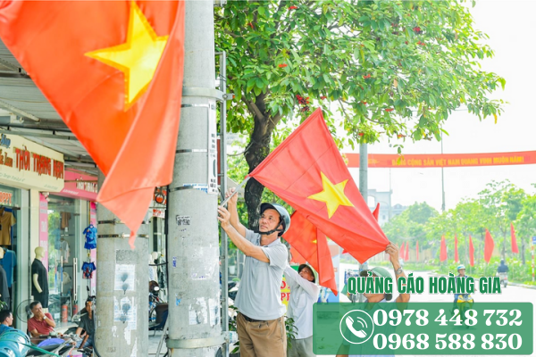 thợ treo cờ tổ quốc
