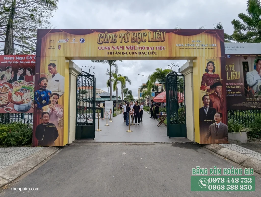 thi công backdrop ra mắt phim chuyên nghiệp