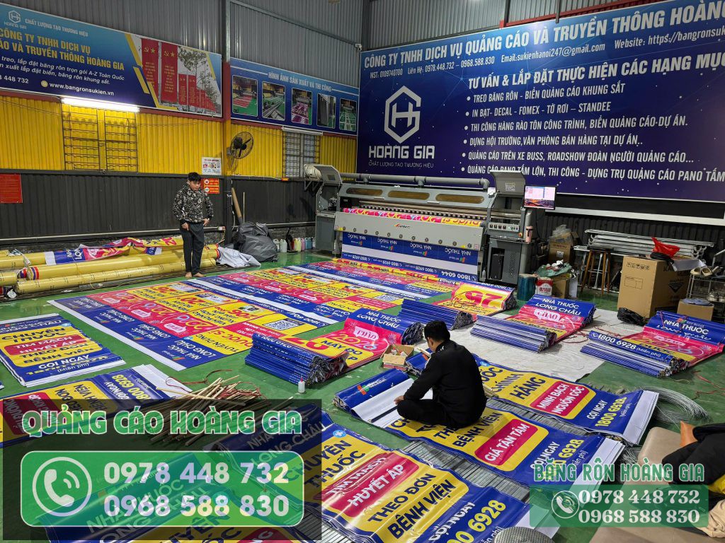 Công nhân kiểm tra chất lượng màu sắc bạt sau khi in tại xưởng