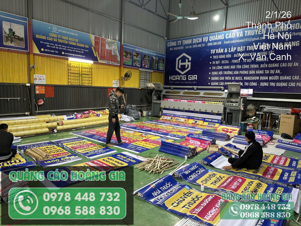 Công nhân kiểm tra chất lượng màu sắc bạt sau khi in tại xưởng