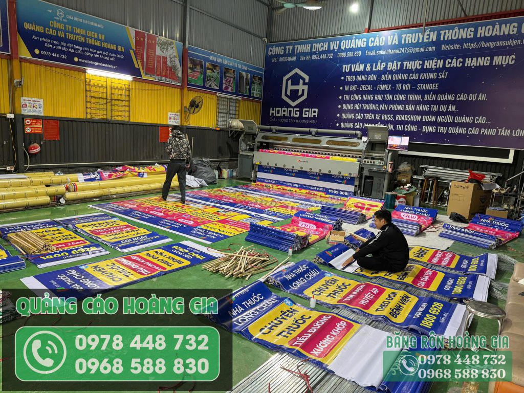 Công nhân kiểm tra chất lượng màu sắc bạt sau khi in tại xưởng