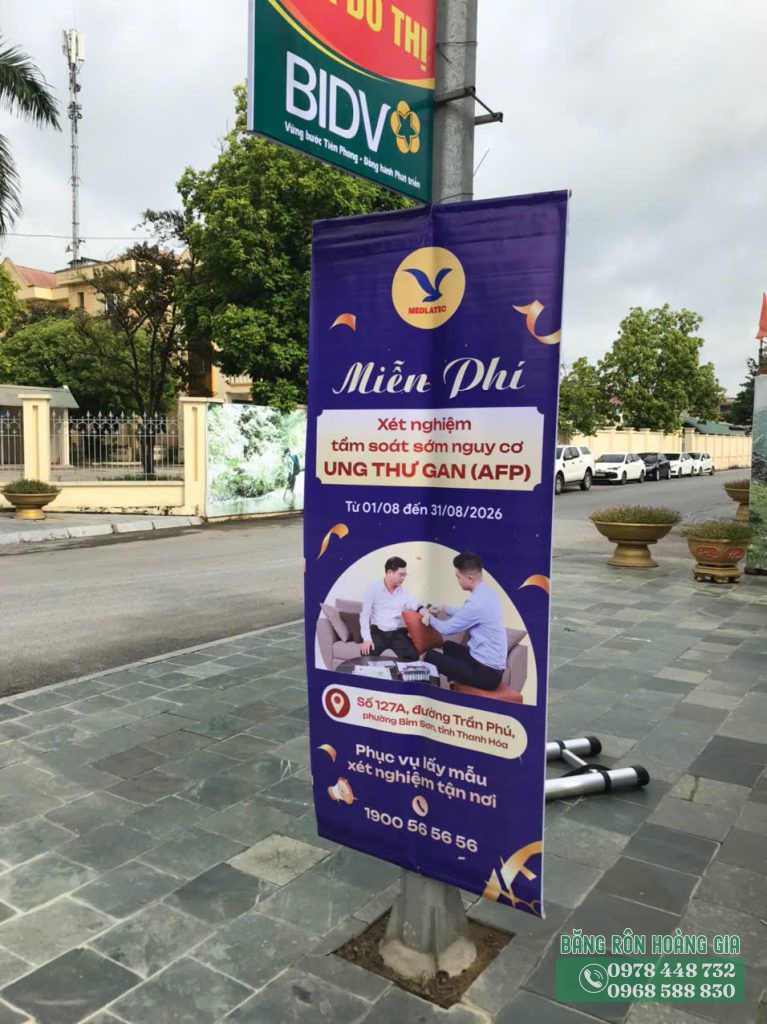 Đội ngũ kỹ thuật thi công băng rôn Thanh Hóa thực tế tại công trình.