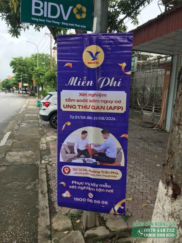 Đội ngũ kỹ thuật thi công băng rôn Thanh Hóa thực tế tại công trình.