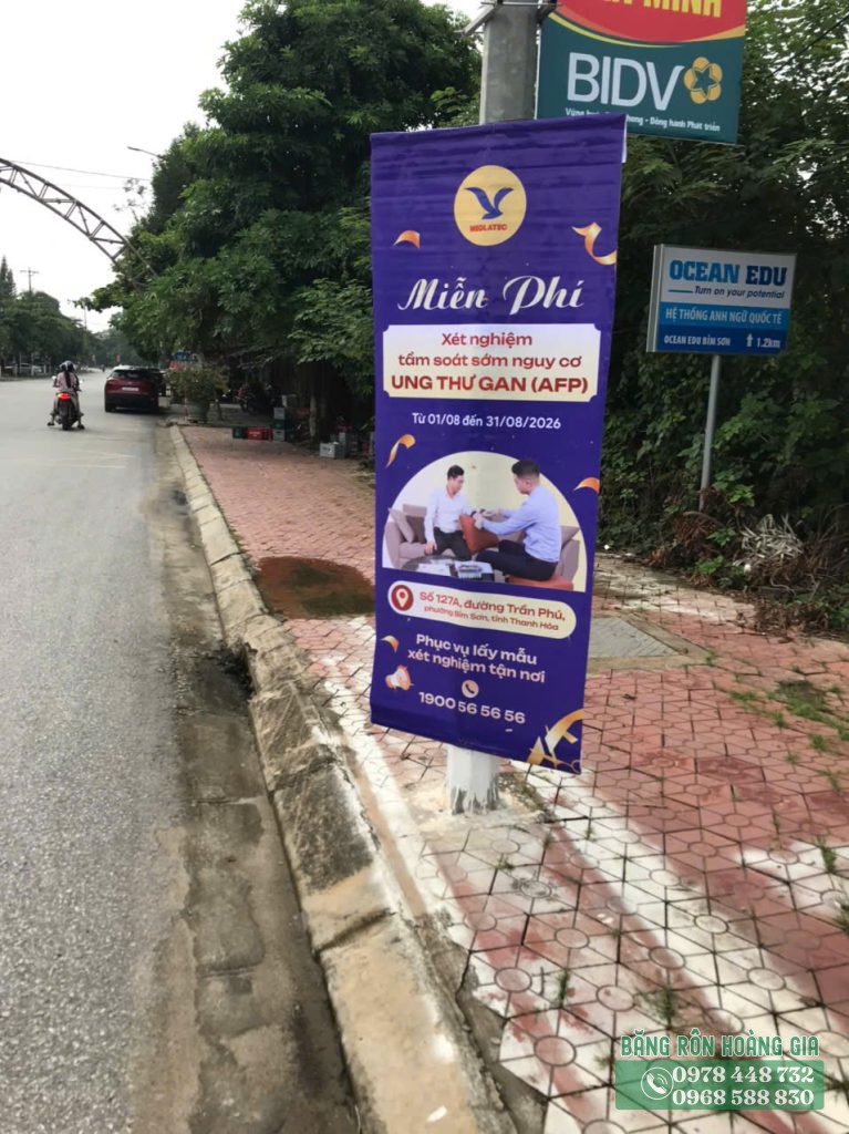 Đội ngũ kỹ thuật thi công băng rôn Thanh Hóa thực tế tại công trình.