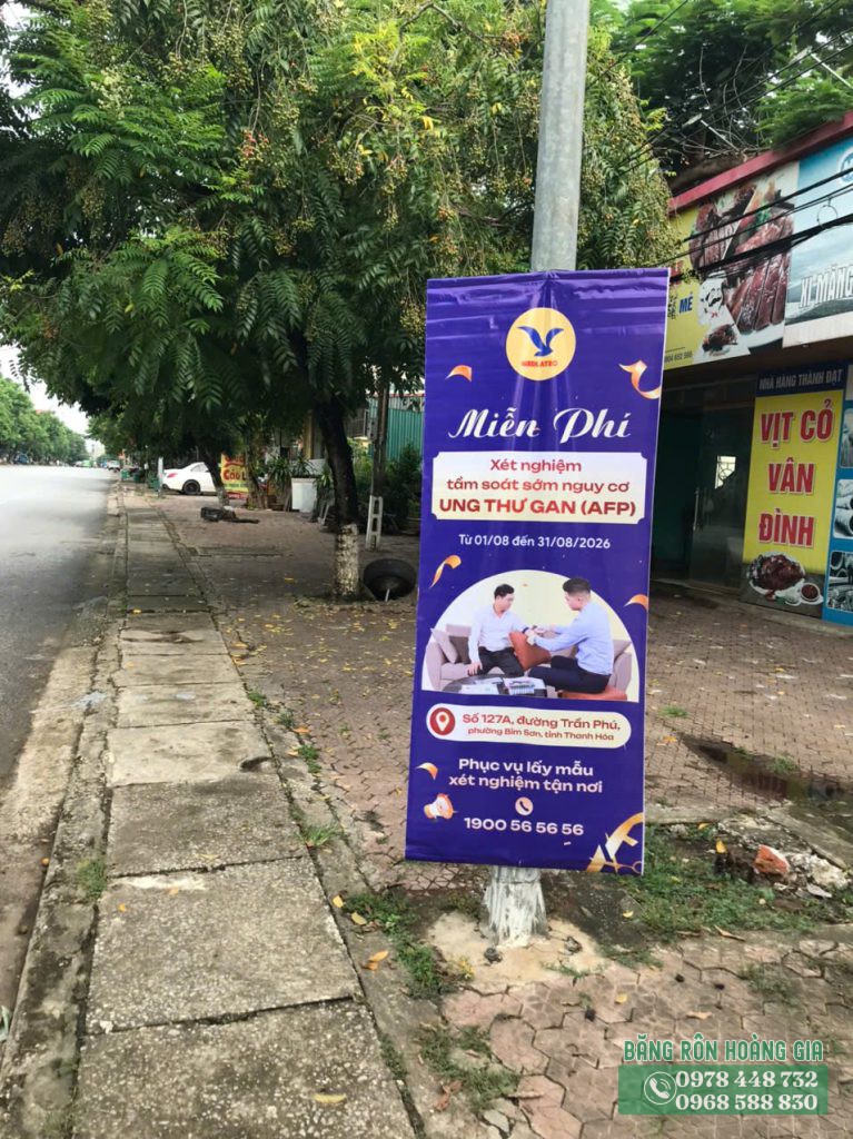 Đội ngũ kỹ thuật thi công băng rôn Thanh Hóa thực tế tại công trình.