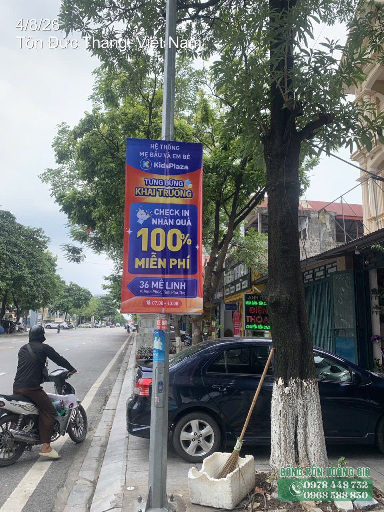 Thi công phướn quảng cáo tại nút giao Mê Linh - Nguyễn Tất Thành