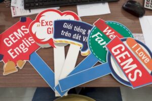 Standee cầm tay – giải pháp thu hút khách hàng hiệu quả, giá rẻ