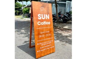 Ưu điểm, ứng dụng và địa chỉ mua standee chân gỗ uy tín